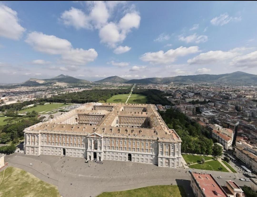Royal Palace Gate San Nicola La Strada Exterior foto